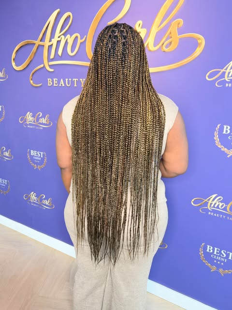 Lange blonde box braids, gezet bij Afro Curls Beauty Salon